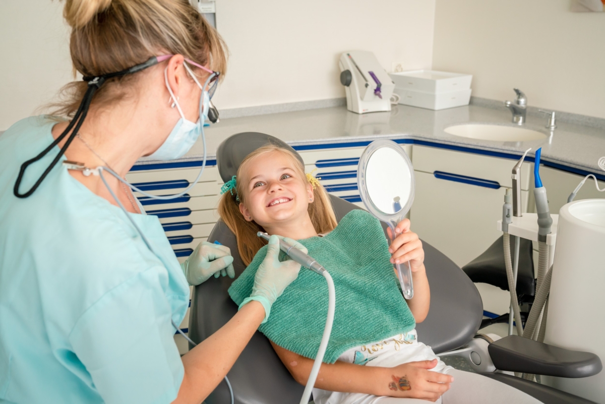 Familienzahnarzt - Zahnärztin - Zahnarztpraxis für Kinder - Kinderbehandlungen - Zürich - Telefon 044 221 41 41