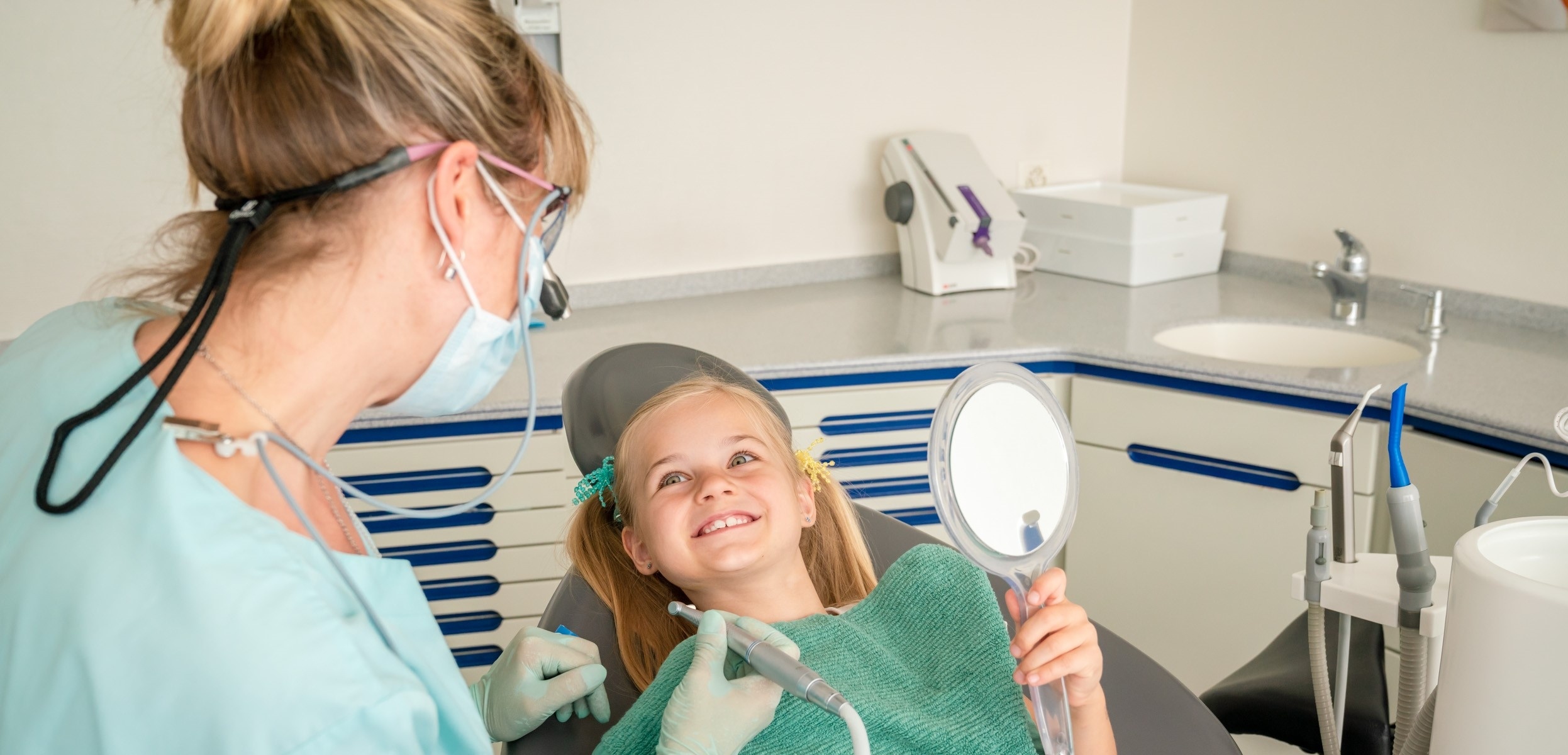 Familienzahnarzt - Zahnärztin - Zahnarztpraxis für Kinder - Kinderbehandlungen - Zürich - Telefon 044 221 41 41