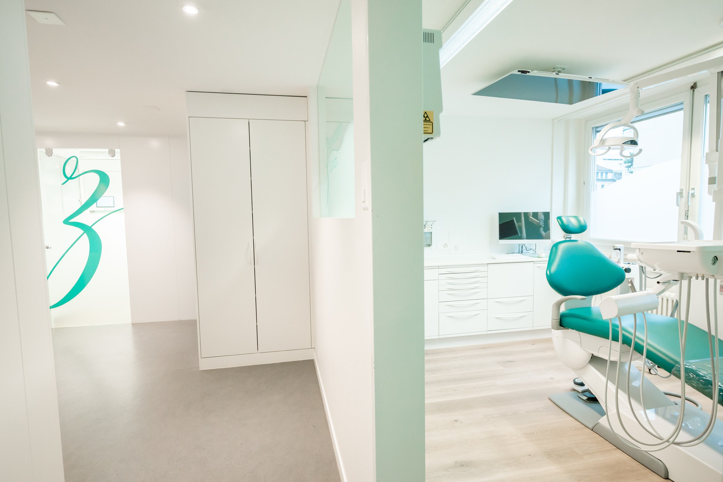 Zahnärztin Zürich - Zahnarztpraxis beim HB Zürich Schweizergasse 8 - 8001 Zürich - Telefon 044 221 41 41